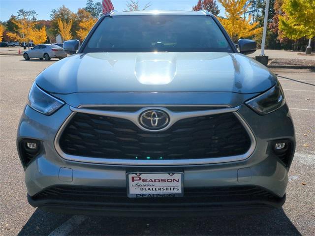 used 2021 Toyota Highlander car, priced at $32,015