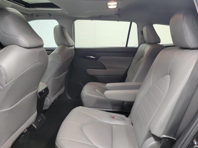 used 2022 Toyota Highlander car, priced at $32,290