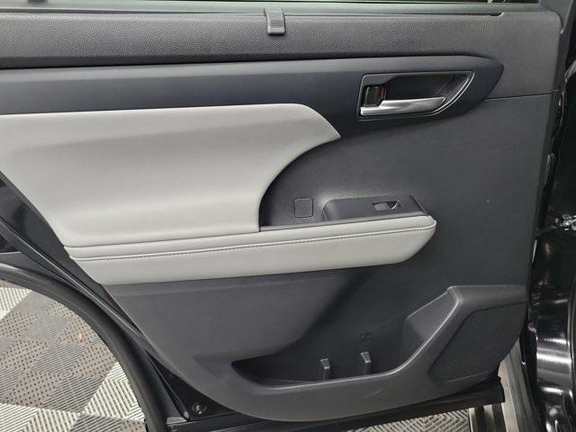 used 2022 Toyota Highlander car, priced at $32,290