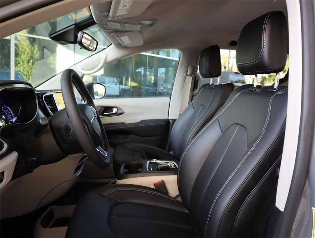 used 2023 Chrysler Pacifica Hybrid car, priced at $38,995