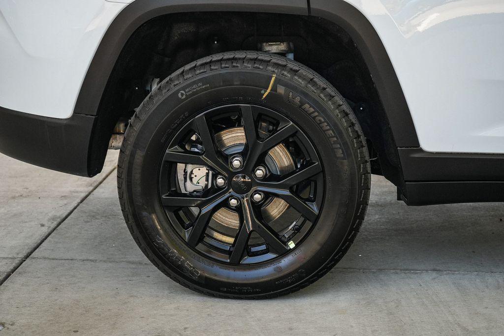 new 2026 Jeep Grand Cherokee car, priced at $43,570