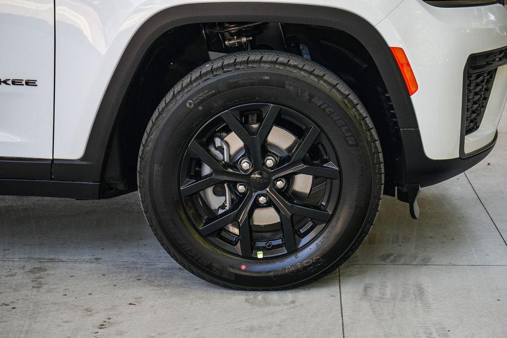 new 2026 Jeep Grand Cherokee car, priced at $43,570