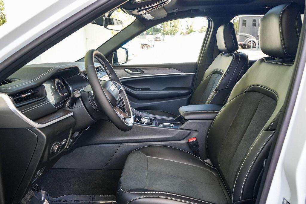 new 2026 Jeep Grand Cherokee car, priced at $43,570