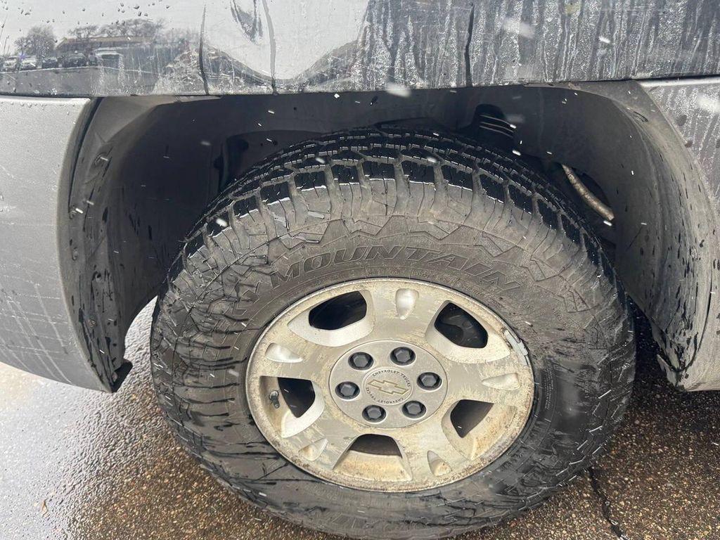 used 2003 Chevrolet Avalanche car, priced at $2,999