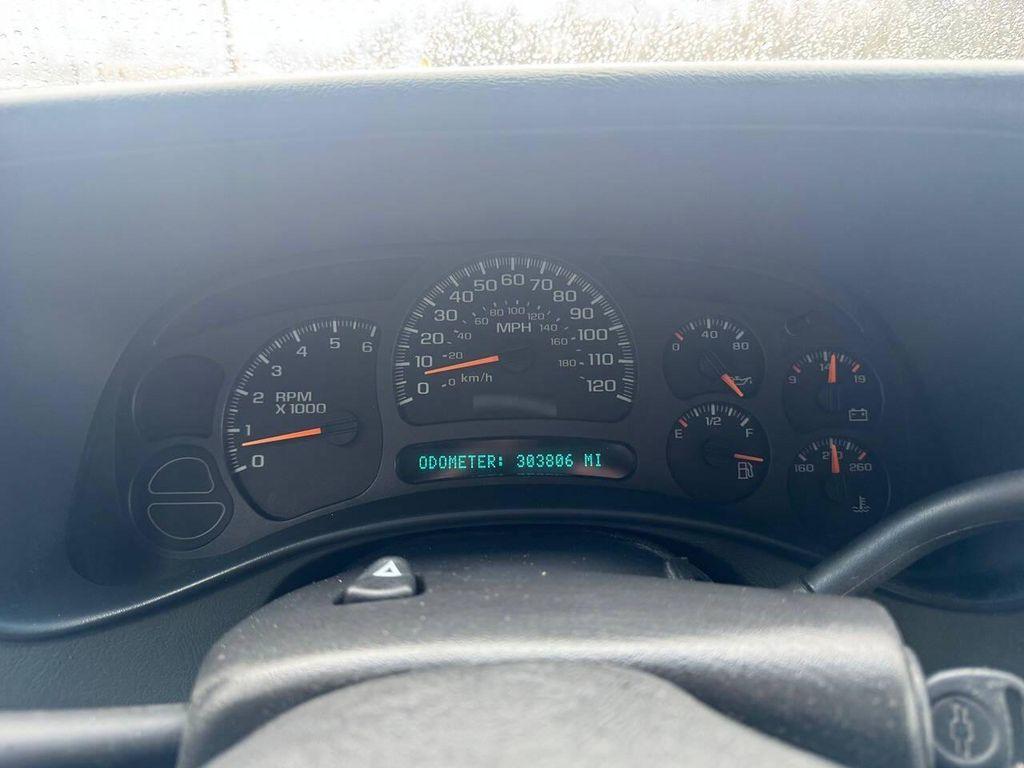 used 2003 Chevrolet Avalanche car, priced at $2,999