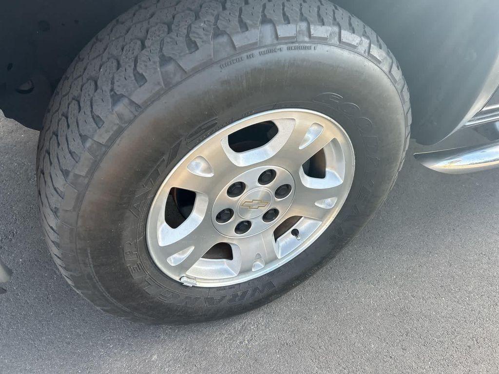 used 2005 Chevrolet Avalanche car, priced at $10,500