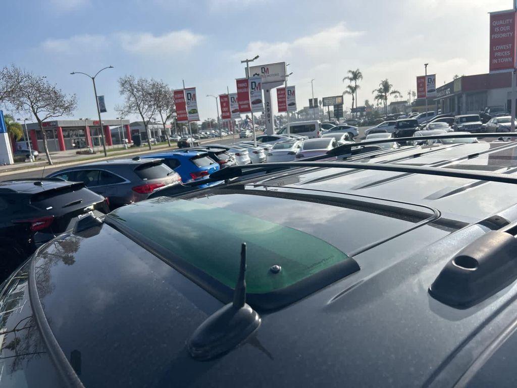 used 2005 Chevrolet Avalanche car, priced at $10,500