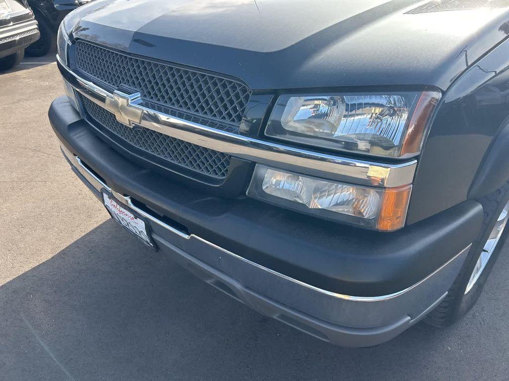 used 2005 Chevrolet Avalanche car, priced at $10,500