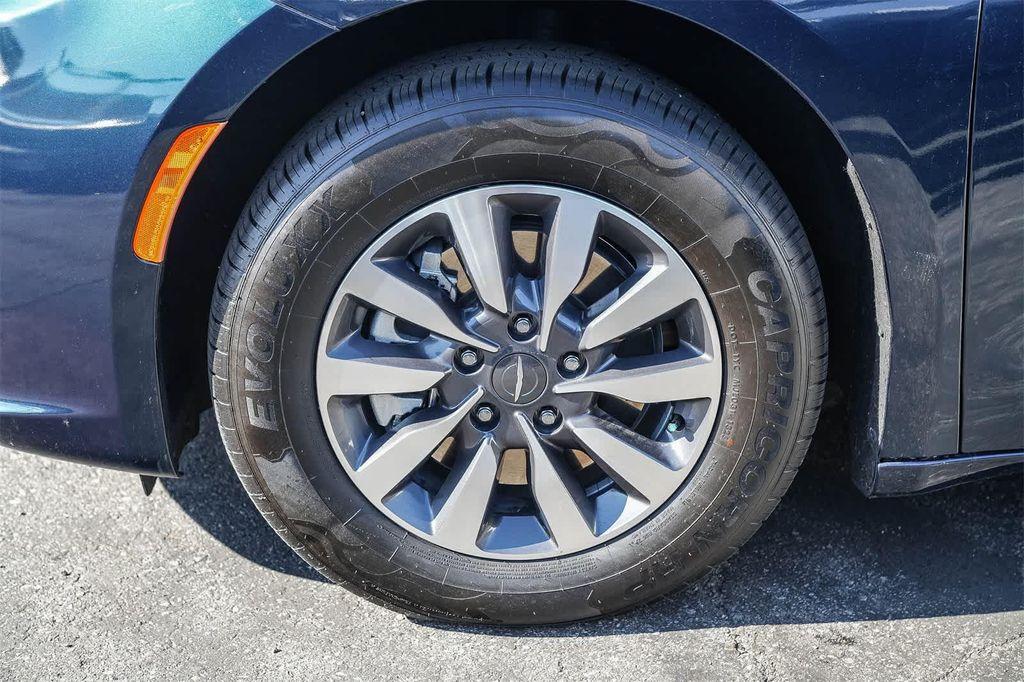 used 2022 Chrysler Pacifica Hybrid car, priced at $24,991