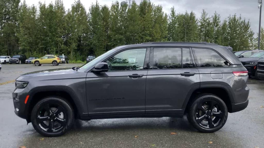 used 2023 Jeep Grand Cherokee car, priced at $35,900