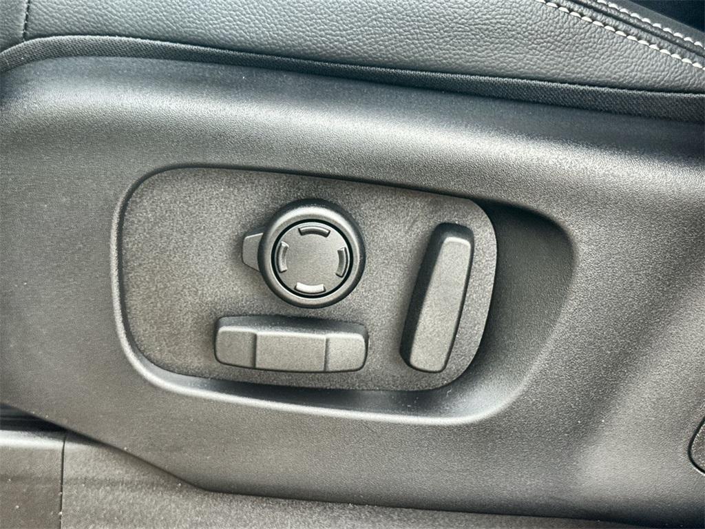 new 2026 Land Rover Discovery car, priced at $77,781