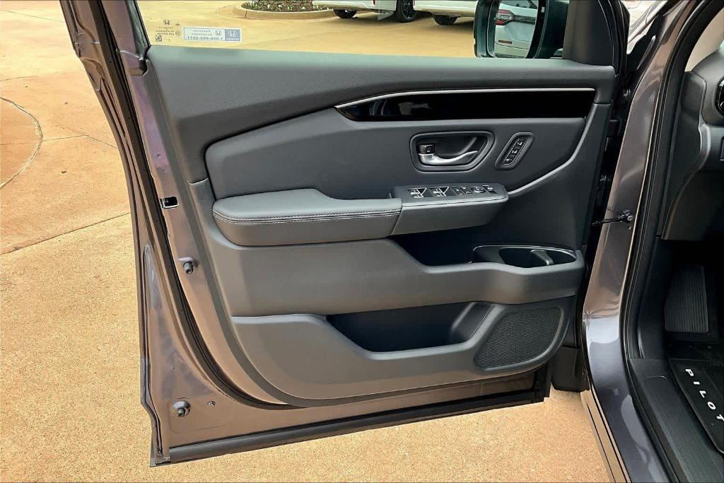 new 2025 Honda Pilot car, priced at $43,280