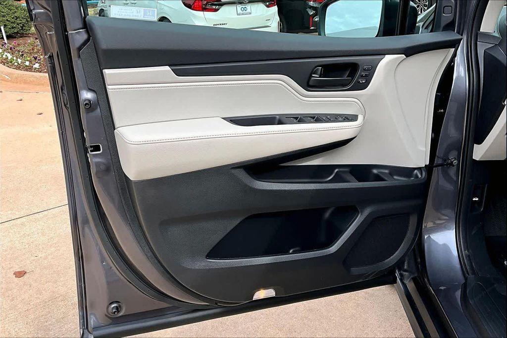 new 2026 Honda Odyssey car, priced at $43,884
