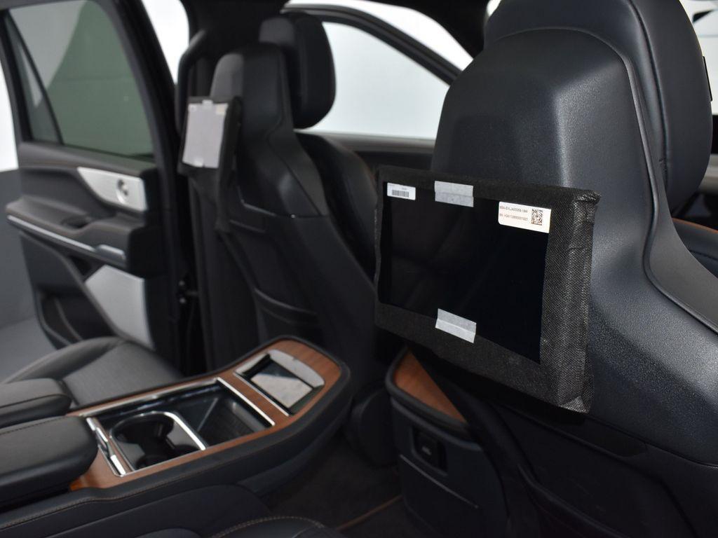 new 2025 Lincoln Navigator car, priced at $116,995