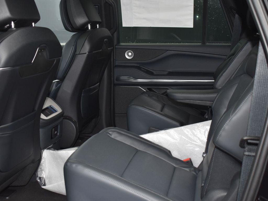 new 2025 Lincoln Navigator car, priced at $108,015