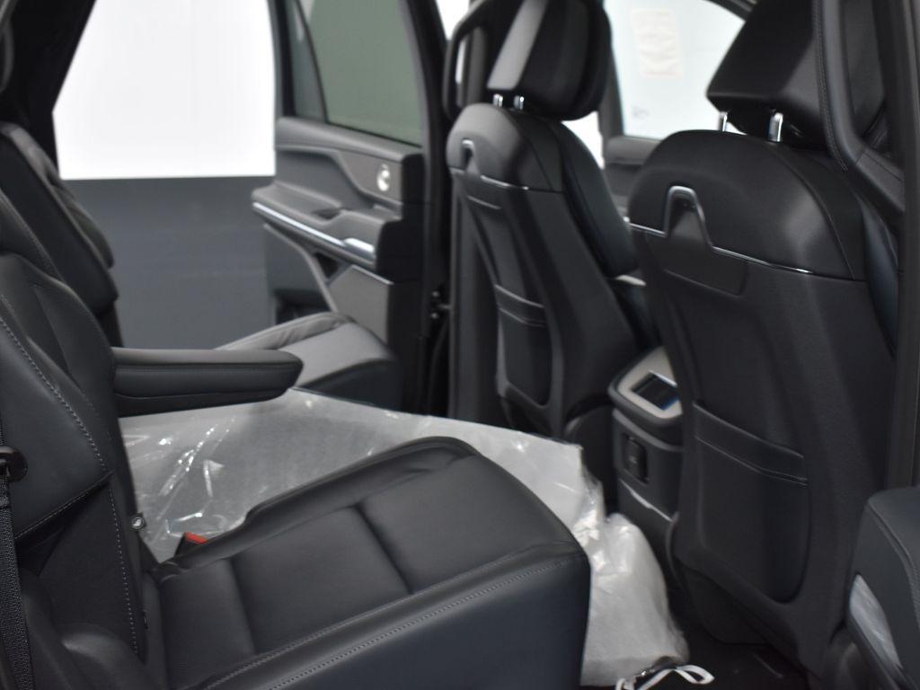 new 2025 Lincoln Navigator car, priced at $108,015