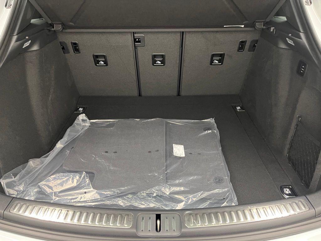 2026 Carrara White Metallic Porsche Macan