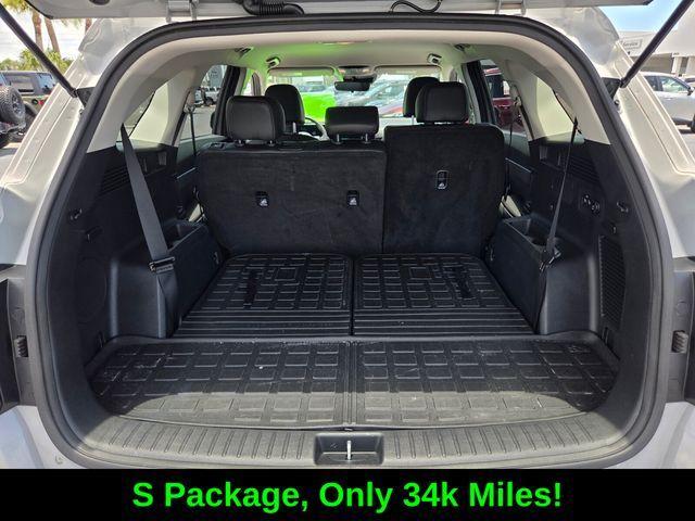 used 2024 Kia Sorento car, priced at $27,500