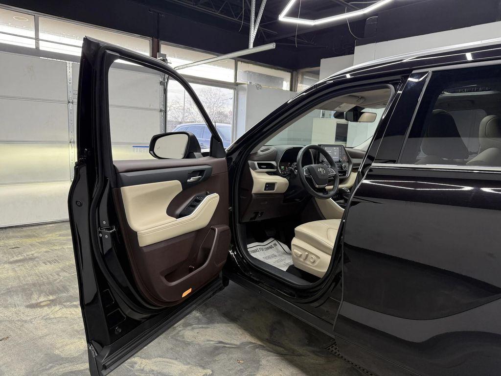 used 2021 Toyota Highlander car, priced at $23,995
