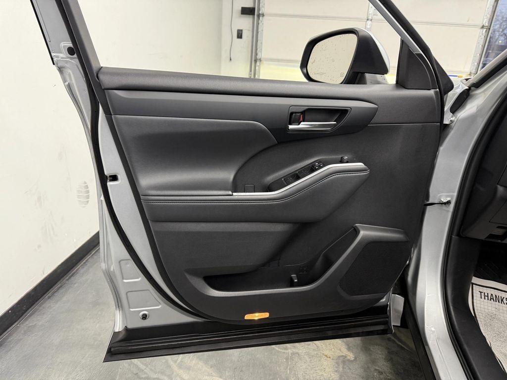 used 2021 Toyota Highlander Hybrid car, priced at $26,900