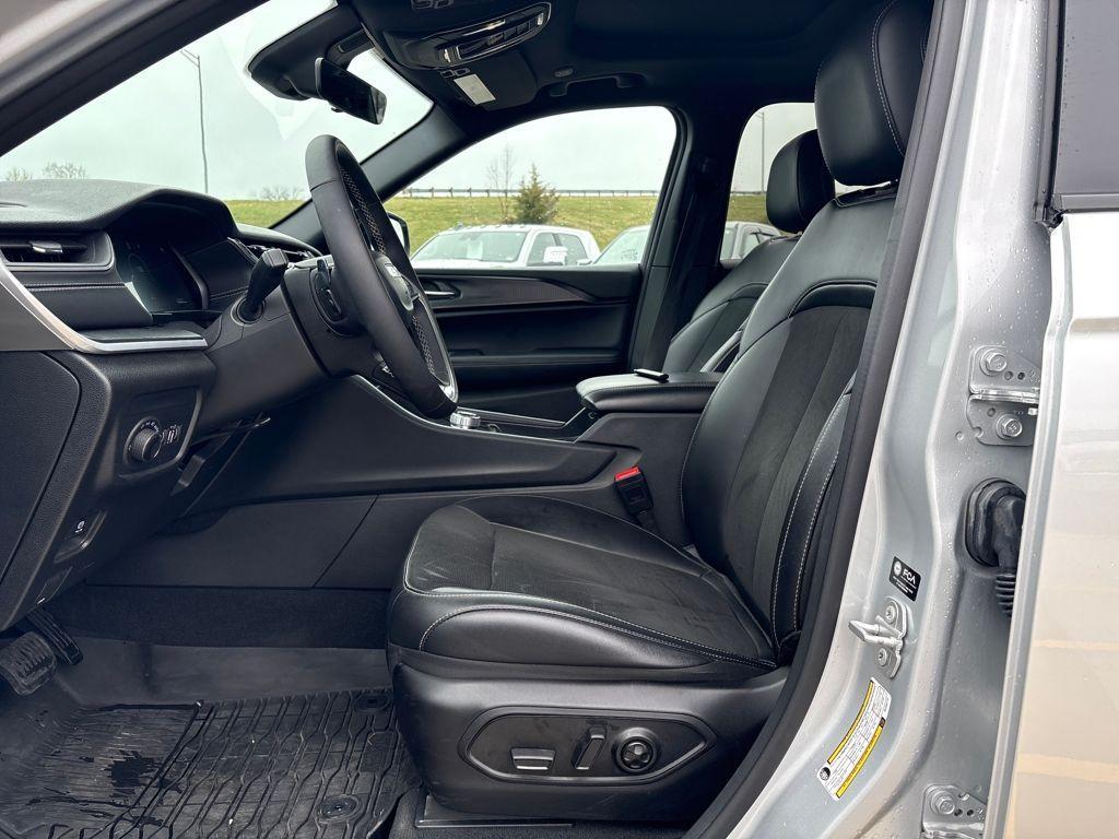 used 2025 Jeep Grand Cherokee car, priced at $34,992