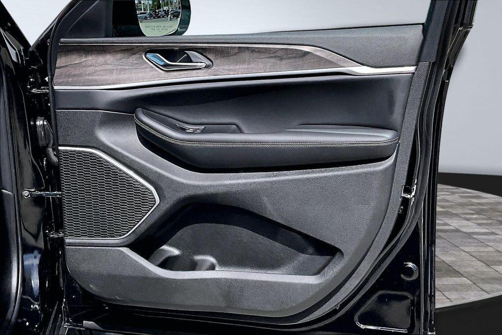 new 2026 Jeep Grand Cherokee car, priced at $48,749