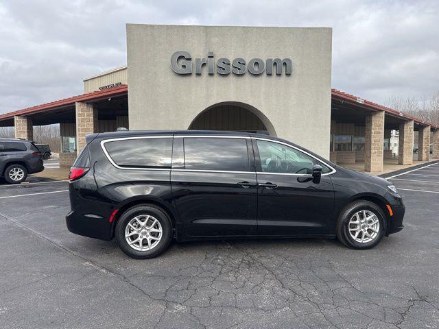 used 2024 Chrysler Pacifica car, priced at $29,087