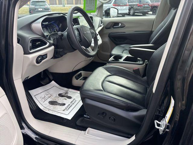 used 2024 Chrysler Pacifica car, priced at $29,087