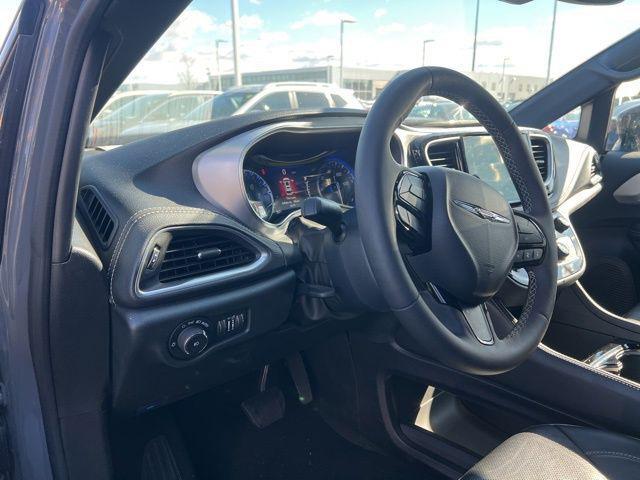 used 2025 Chrysler Pacifica car, priced at $37,154