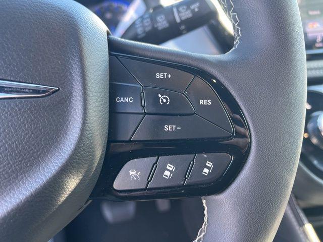 used 2025 Chrysler Pacifica car, priced at $37,154