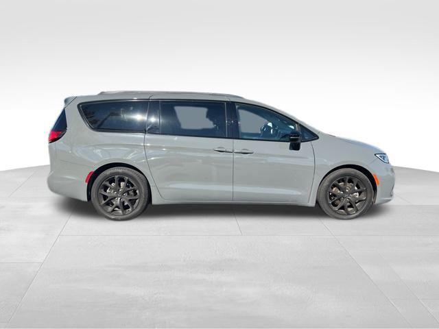 used 2025 Chrysler Pacifica car, priced at $37,154