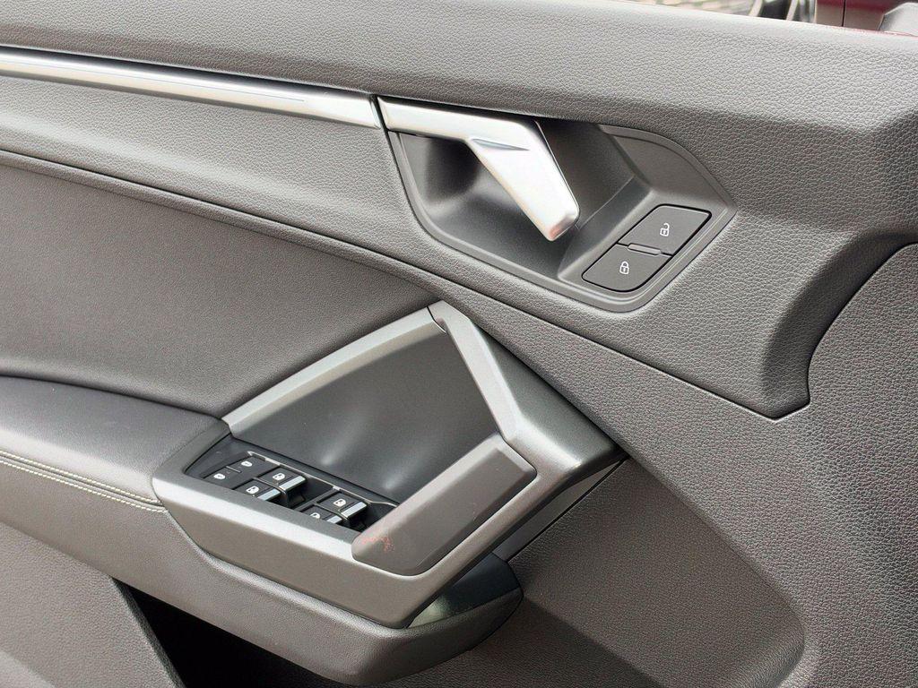 Audi Q3 view 32