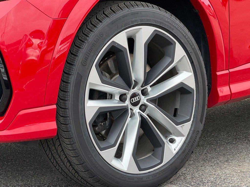 Audi Q3 view 12