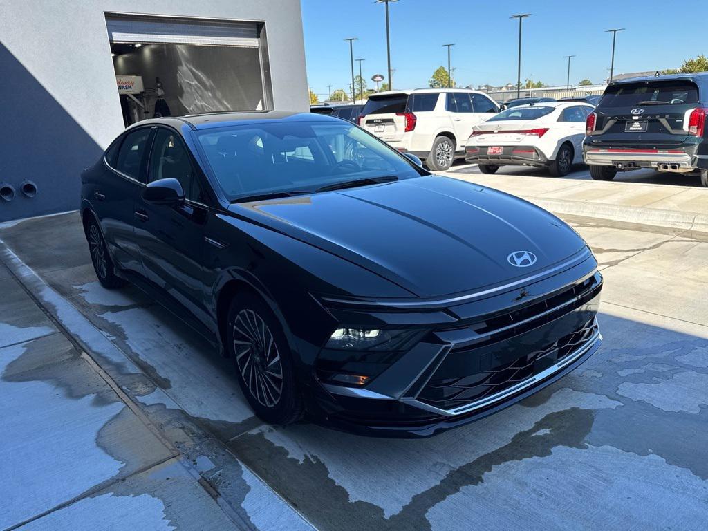 new 2025 Hyundai Sonata Hybrid car, priced at $28,043