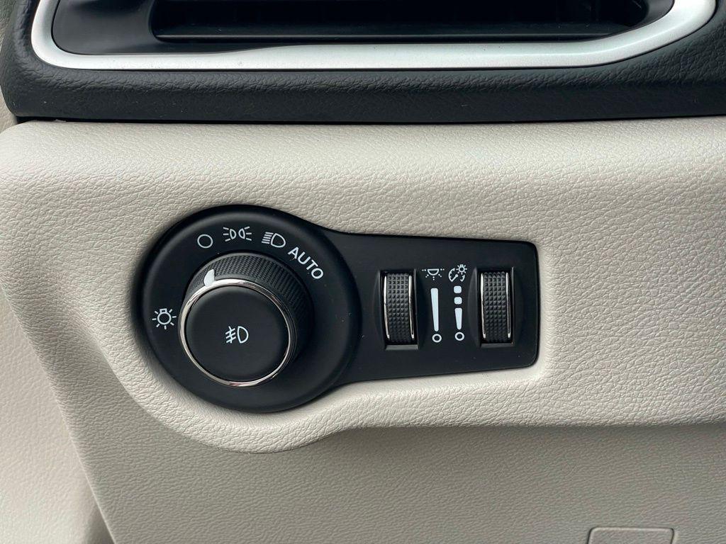 used 2023 Chrysler Pacifica car, priced at $19,359