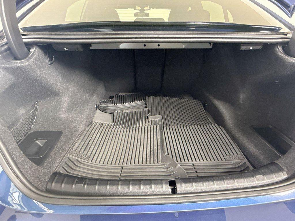 BMW 5 Series view 25