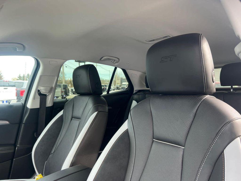 used 2025 Buick Envision car, priced at $30,498