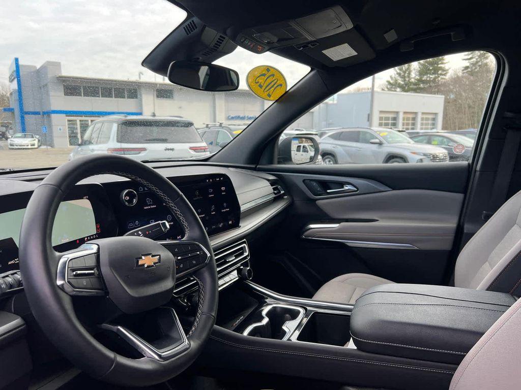 used 2025 Chevrolet Traverse car, priced at $36,998