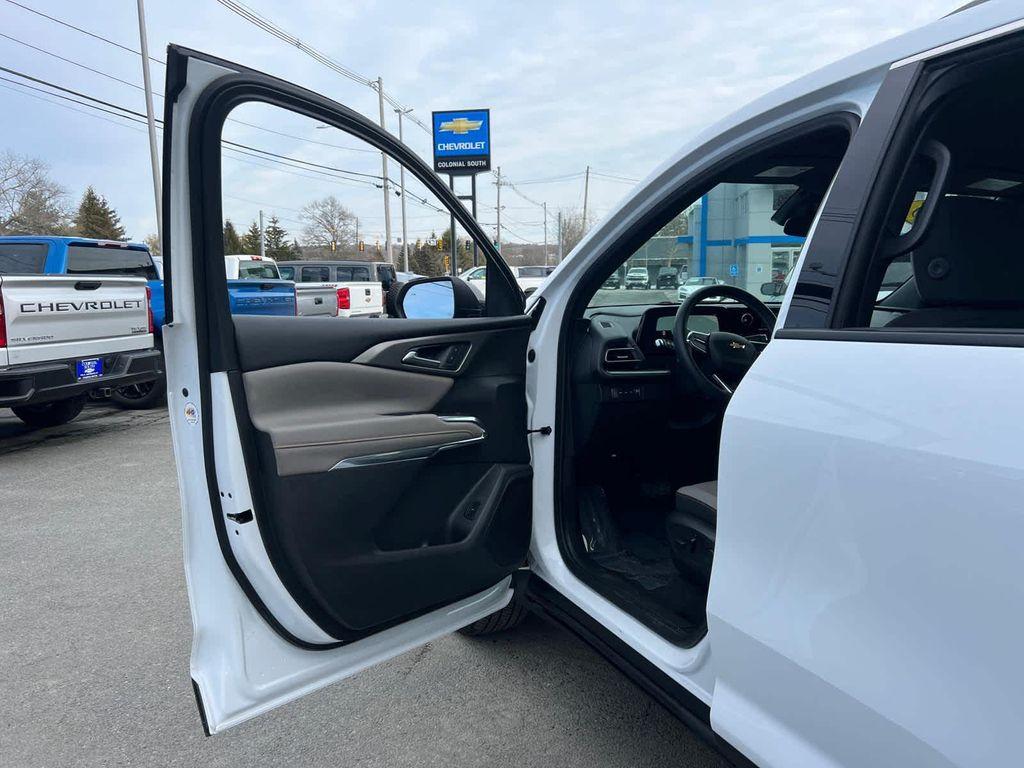 used 2025 Chevrolet Traverse car, priced at $36,998