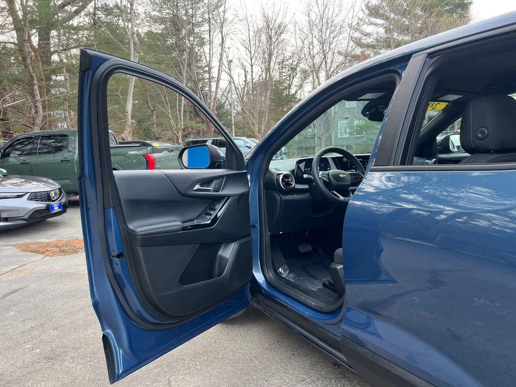 used 2025 Chevrolet Equinox car, priced at $28,798