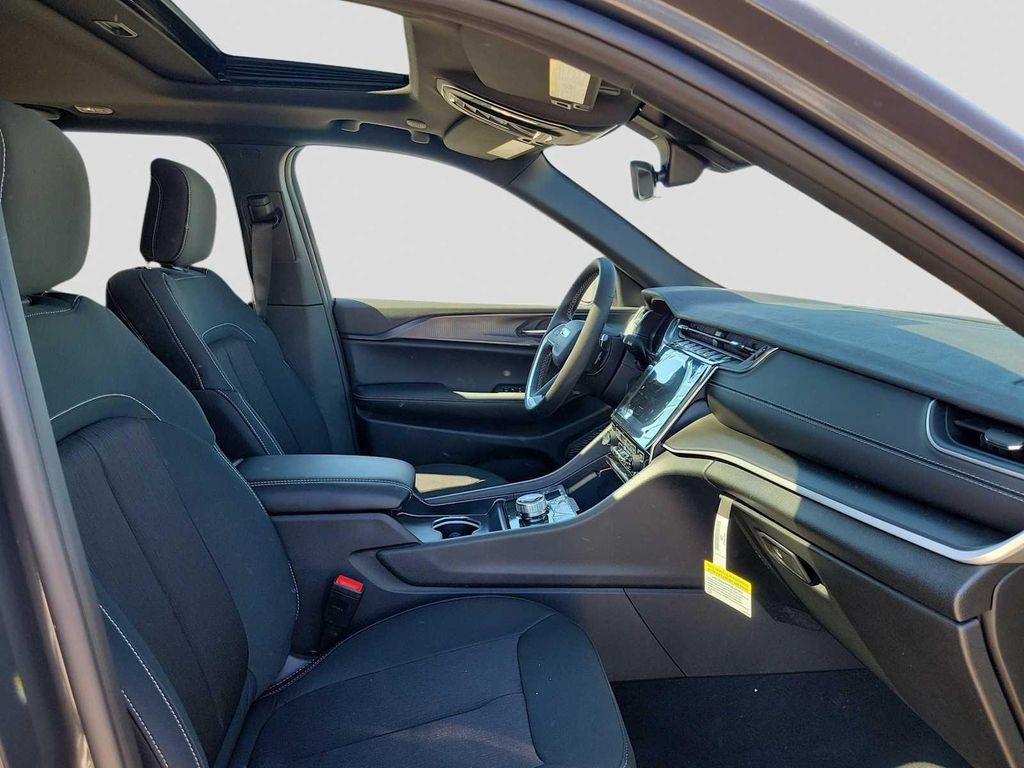 new 2025 Jeep Grand Cherokee car, priced at $44,595