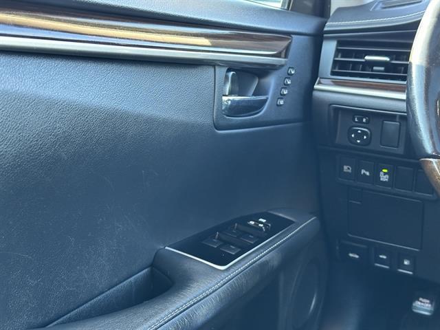 used 2016 Lexus ES 300h car, priced at $17,490