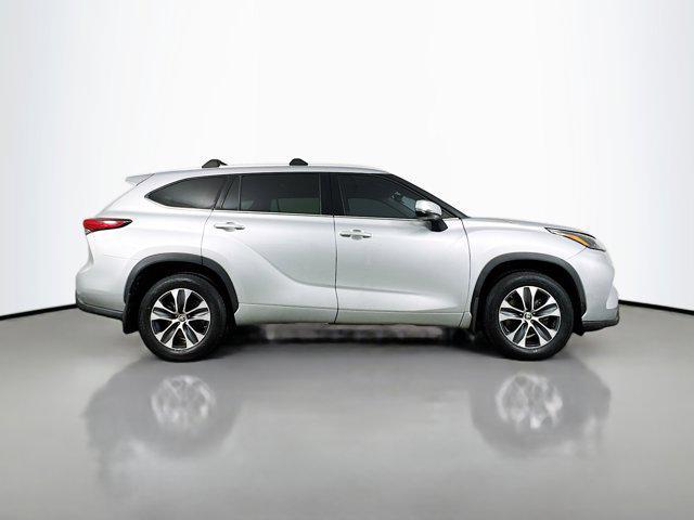used 2022 Toyota Highlander car, priced at $32,995
