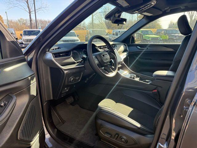 new 2025 Jeep Grand Cherokee car, priced at $41,647