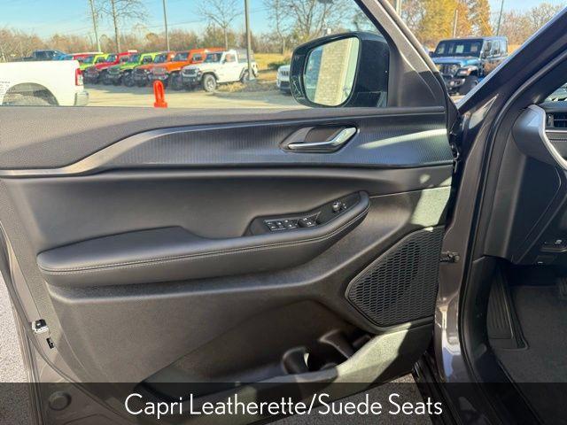 new 2025 Jeep Grand Cherokee car, priced at $43,572