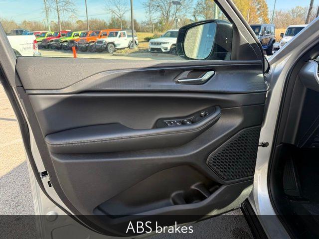 new 2025 Jeep Grand Cherokee car, priced at $41,687