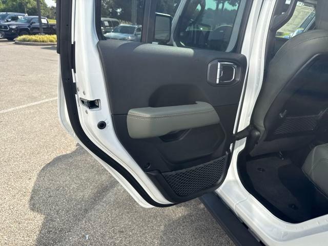 new 2025 Jeep Gladiator car, priced at $58,189