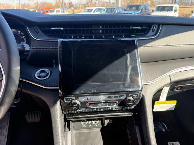 new 2025 Jeep Grand Cherokee car, priced at $39,722