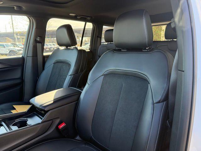 new 2025 Jeep Grand Cherokee car, priced at $40,784