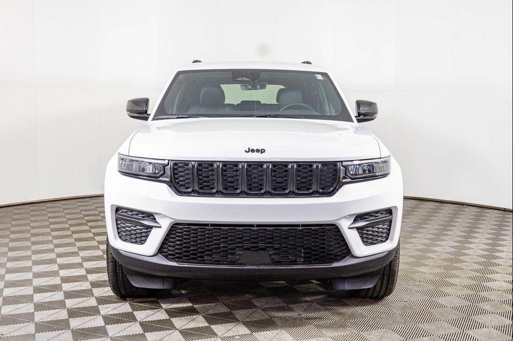 new 2025 Jeep Grand Cherokee car, priced at $38,903